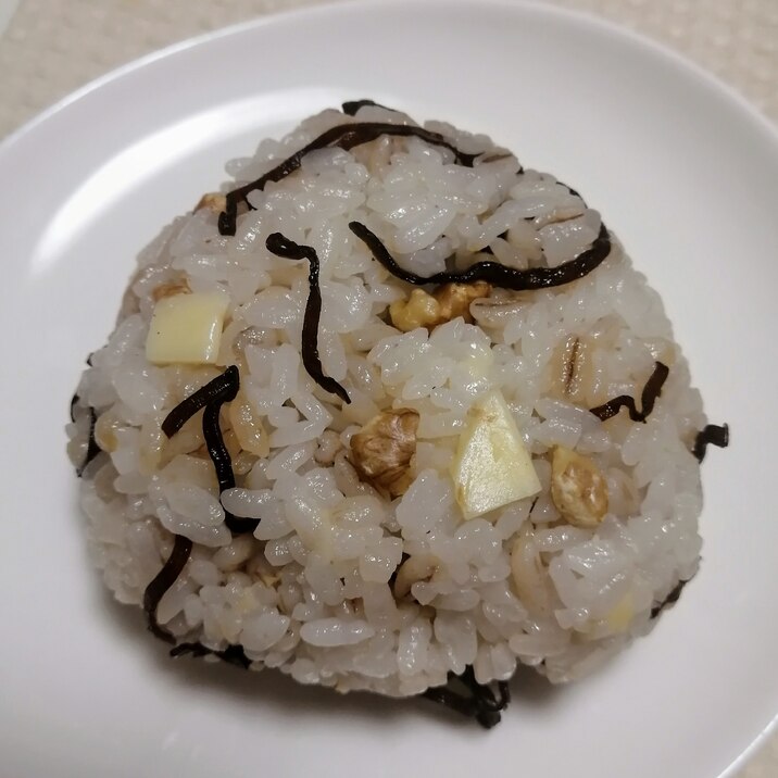 塩昆布とクルミのチーズ入りおにぎり